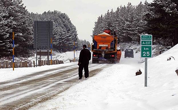 Abre al tráfico el Puerto de la Ragua pero siguen las incidencias en varias carreteras de Granada por la nieve