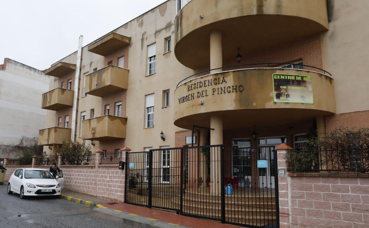 Pandemia en Granada | Tres fallecidos y 22 hospitalizados en el brote de una residencia en Láchar