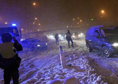 Imagen secundaria 1 - La nieve también ha bloqueado el centro de Madrid