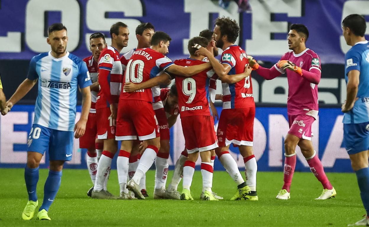 Los futbolistas del Granada celebran con una piña el último triunfo rojiblanco en La Rosaleda. 