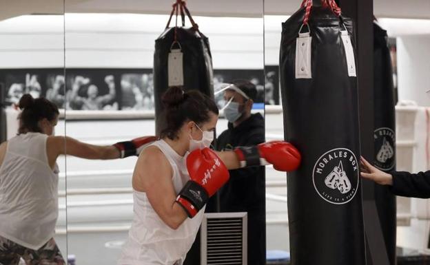 ¿Hasta qué hora y con qué aforo podrán abrir gimnasios e instalaciones deportivas desde el lunes?