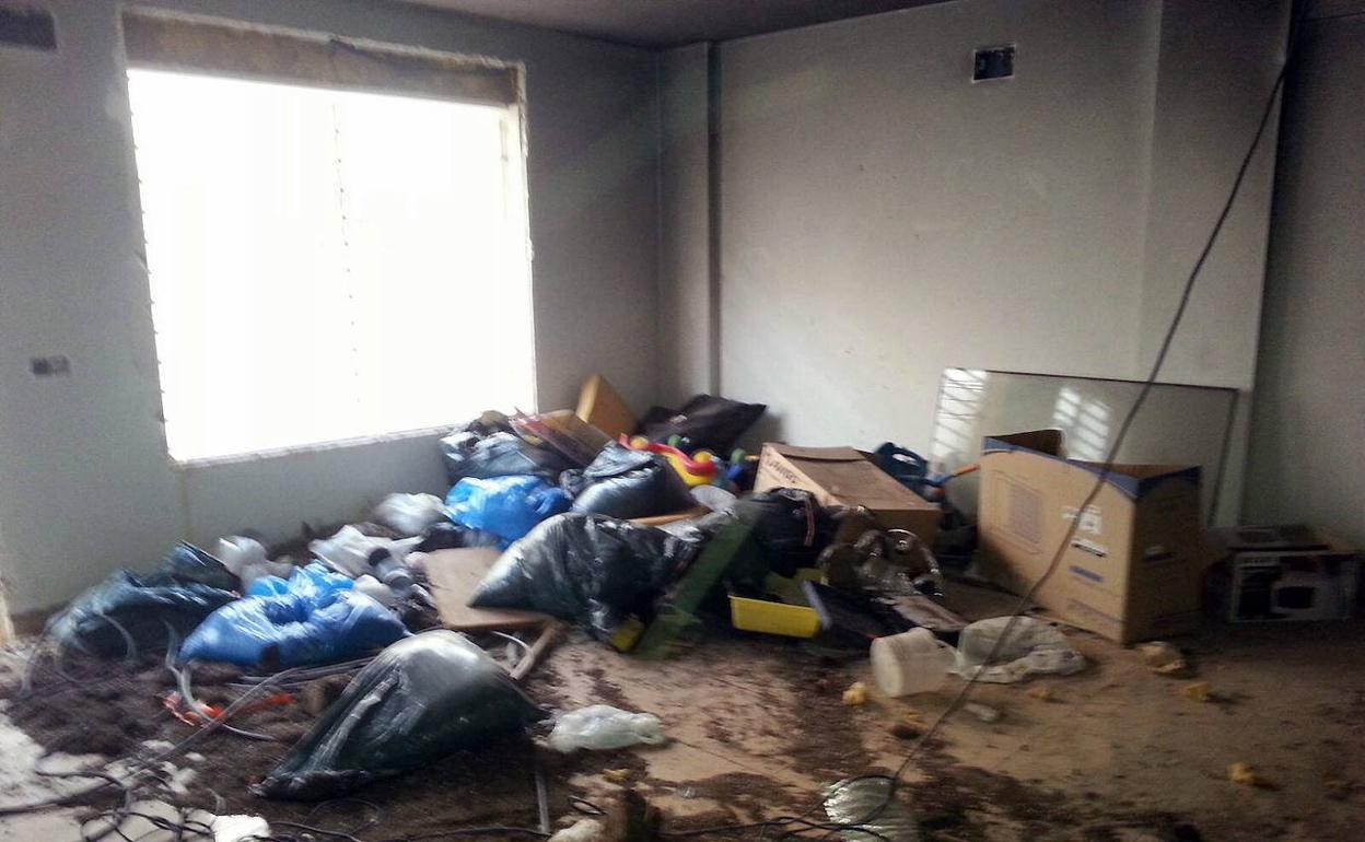 Apuñalan a una joven porque la querían echar de una casa okupa de mujeres