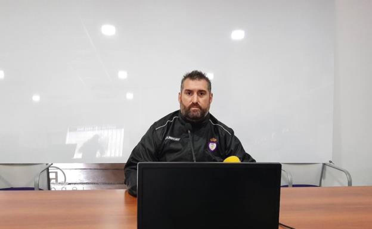 José María Pajares, ayer, durante la rueda de prensa previa al duelo ante el Huétor Tájar.