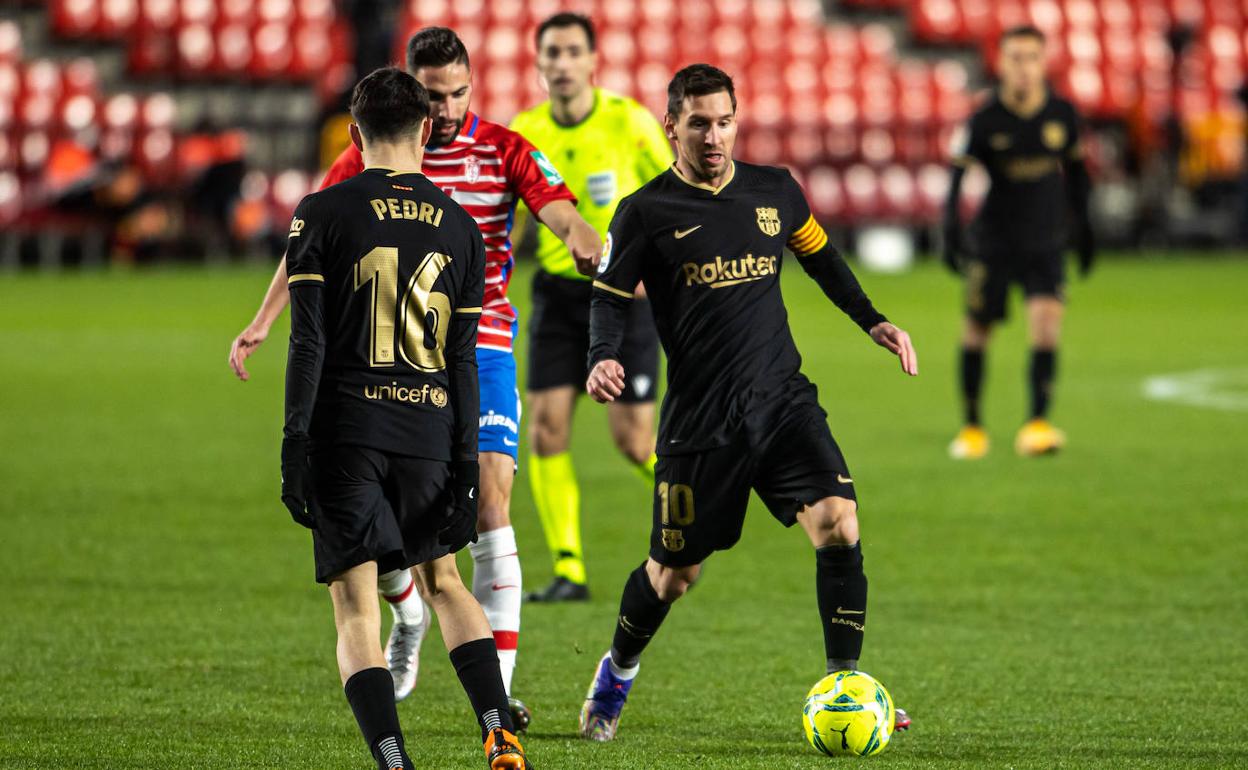 Leo Messi conduce el balón en una jugada de ataque. 