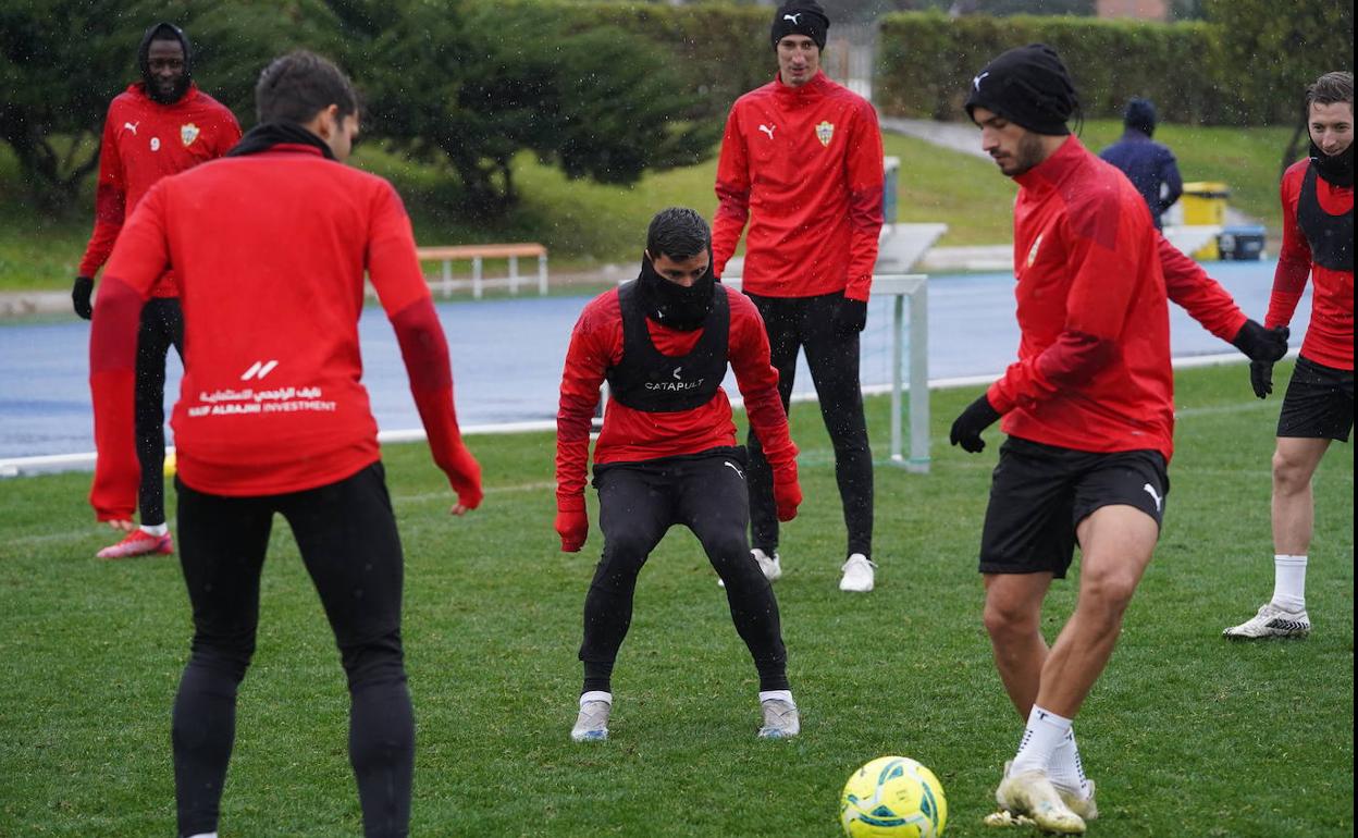 Tapados para poder entrar en calor en el inicio del entrenamiento celebrado ayer en el Anexo.