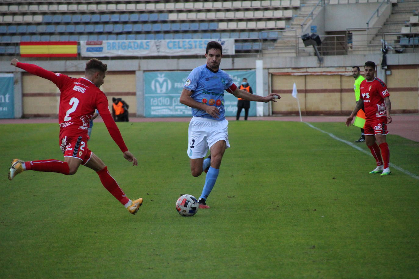 Toni Arranz, que intenta escapar de Navas, firmó el gol con un disparo que rozó en Edu Lona. 