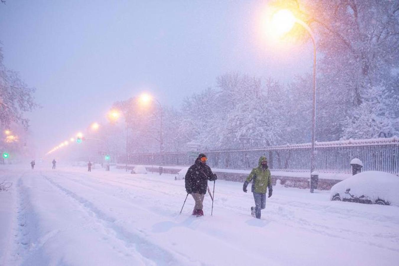 La nieve ha sepultado Madrid y la gente saca hasta los esquís