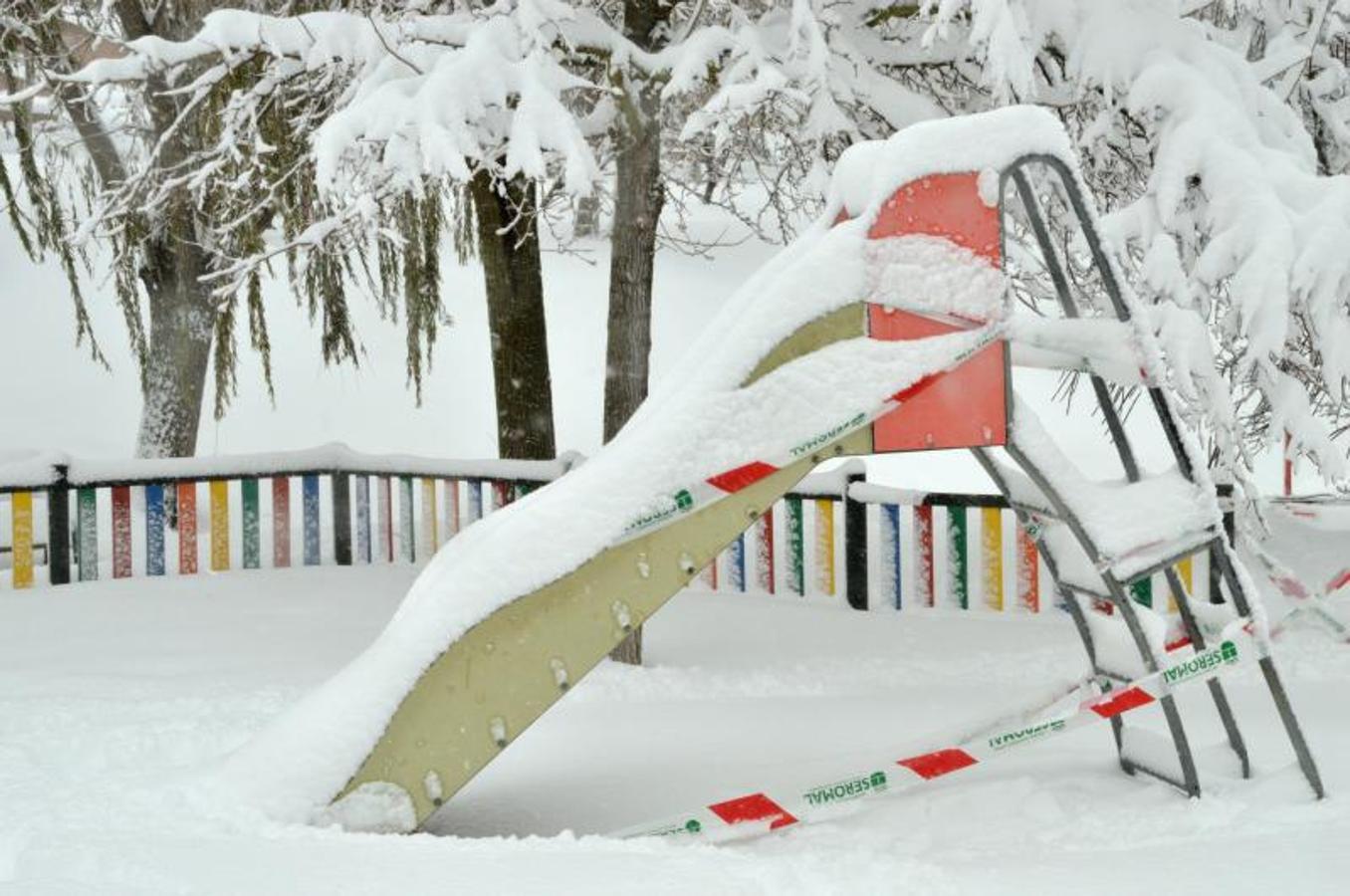 Columpio cubierto de nieve en el Parque de Castilla-La Mancha de Alcobendas, Madrid