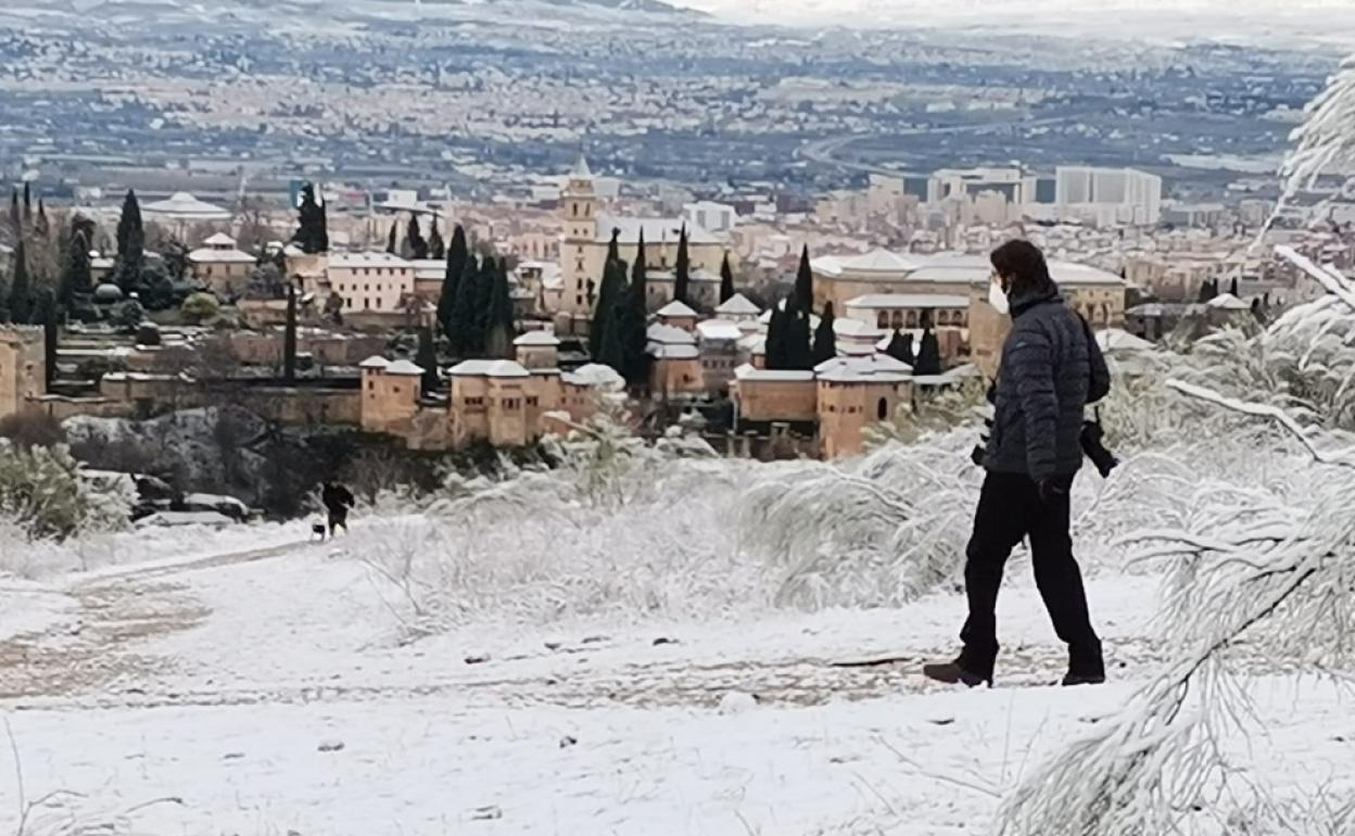 Nieve en Granada este domingo y la Guardia Civil regulando el tráfico. 