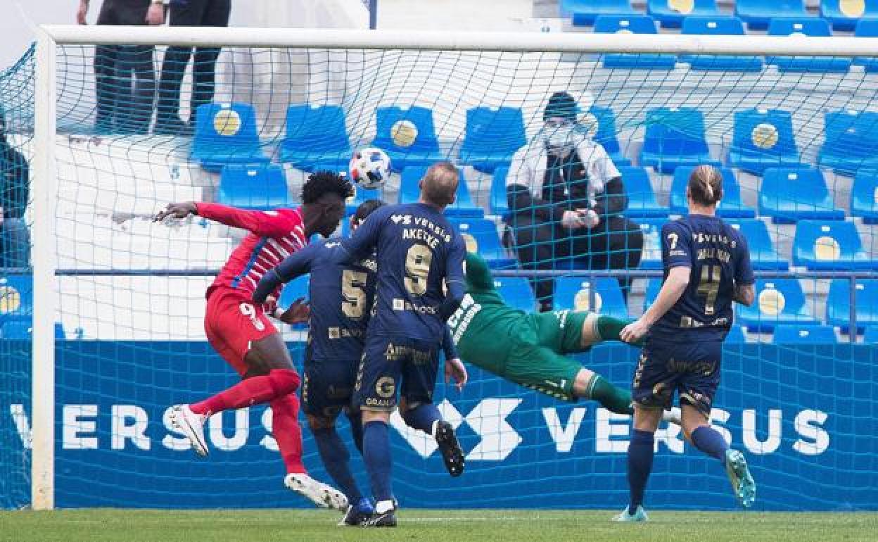 Nuha Marong marcó en el primer minuto el único gol del Recreativo en La Condomina. 