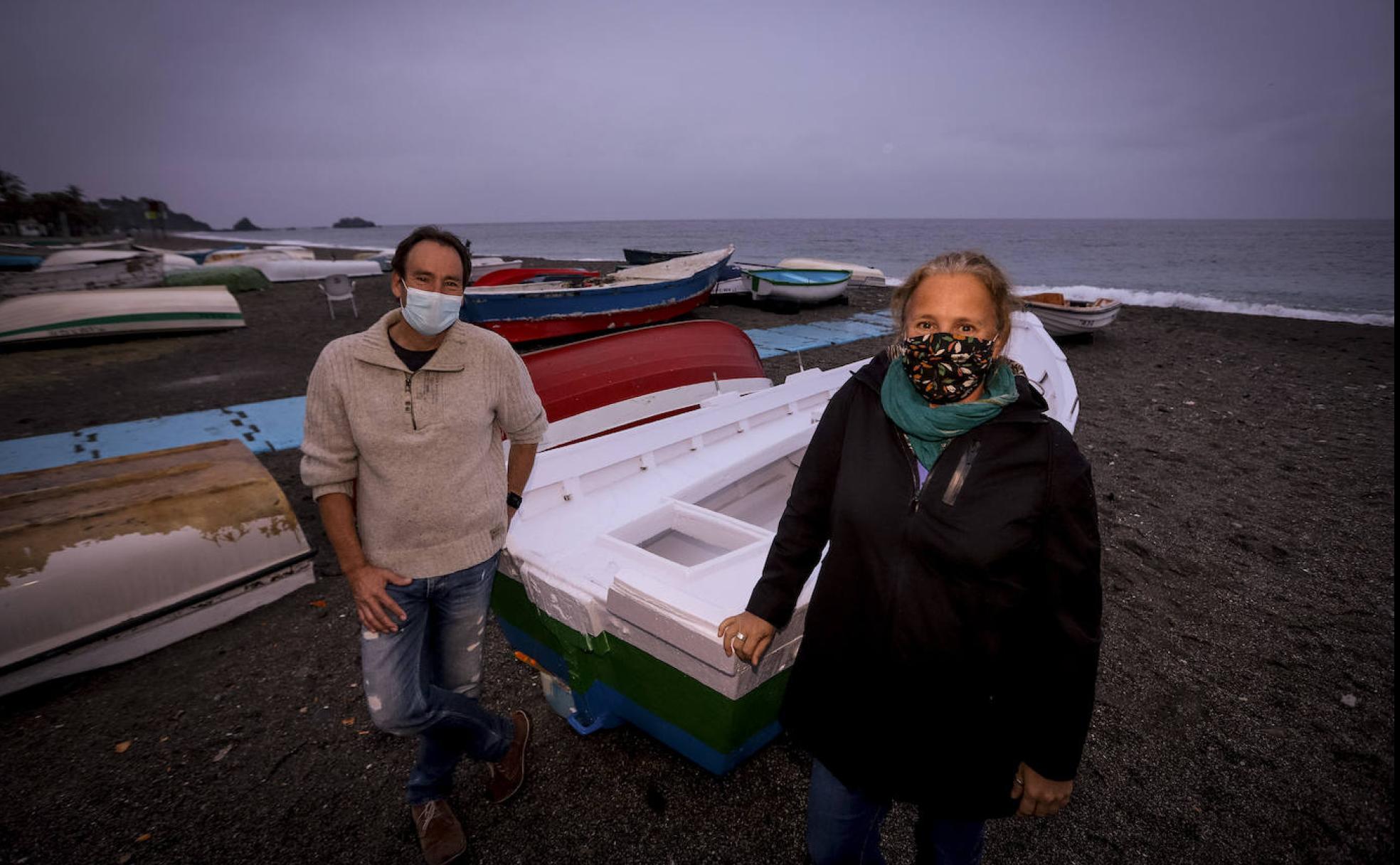 Chris y Hannah posan en la playa de San Cristóbal. 