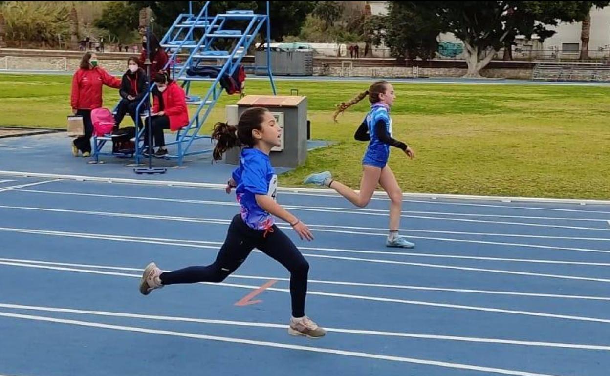 Dos jóvenes atletas pelean por la primera posición en la recta final de su carrera.