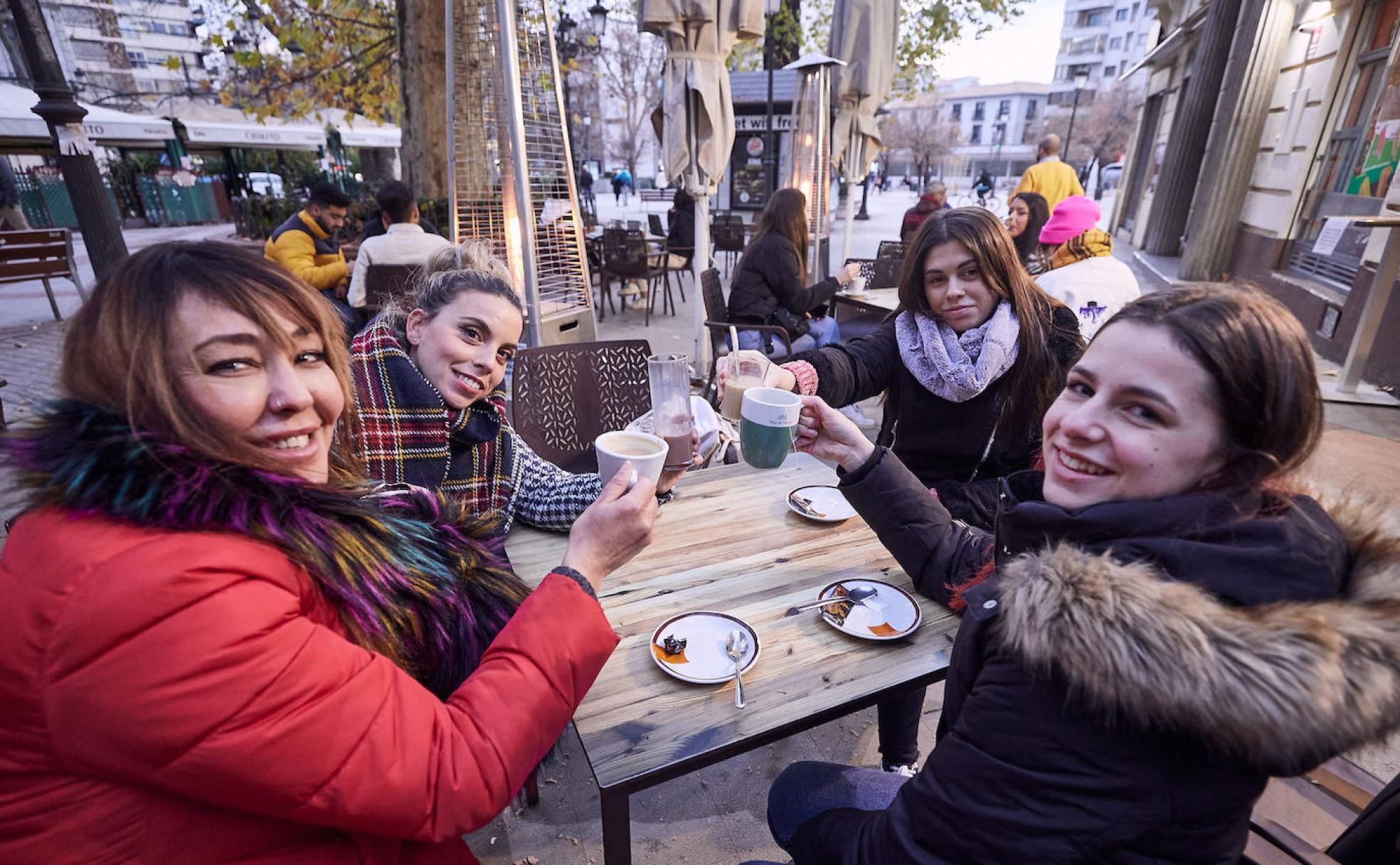 Fátima, Laura, Pilar y Mar brindan con bebidas calientes, pasadas las seis de la tarde. 