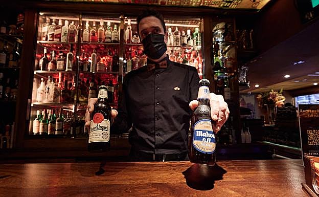 Ignacio Bustos, del Amsterdam, cambia una cerveza con alcohol por otra sin alcohol, a las seis de la tarde. 