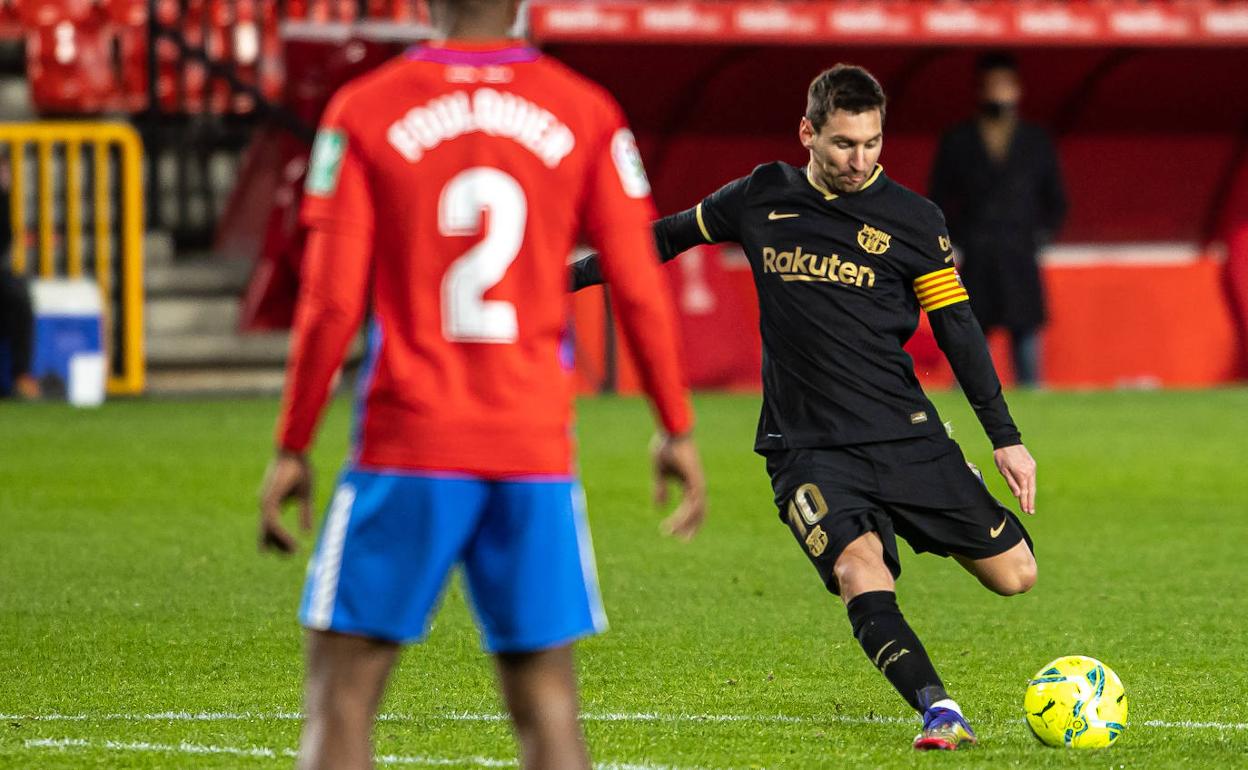 Leo Messi chuta a gol la falta directa que supuso el tercer tanto en el partido. 