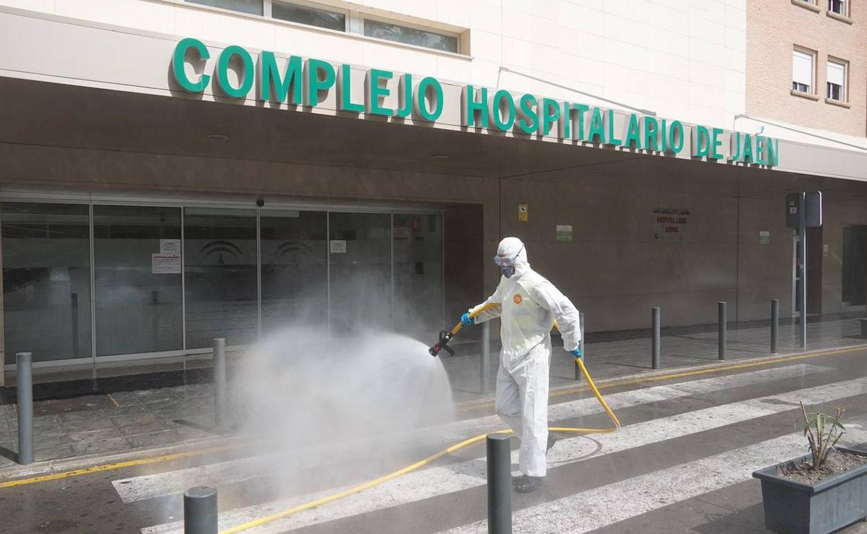 Desinfección de la entrada del Hospital de Jaén durante la pandemia. 