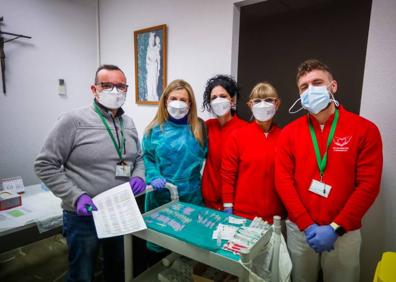 Imagen secundaria 1 - En la primera imagen, Carmen recibe, a sus 96 años, la dosis de Pfizer, tras haber sobrevivido al coronavirus. En la segunda fotografía, Rubén, Mariola, Pepa, Lola y Víctor, el equipo encargado de vacunar a una de las últimas residencias.