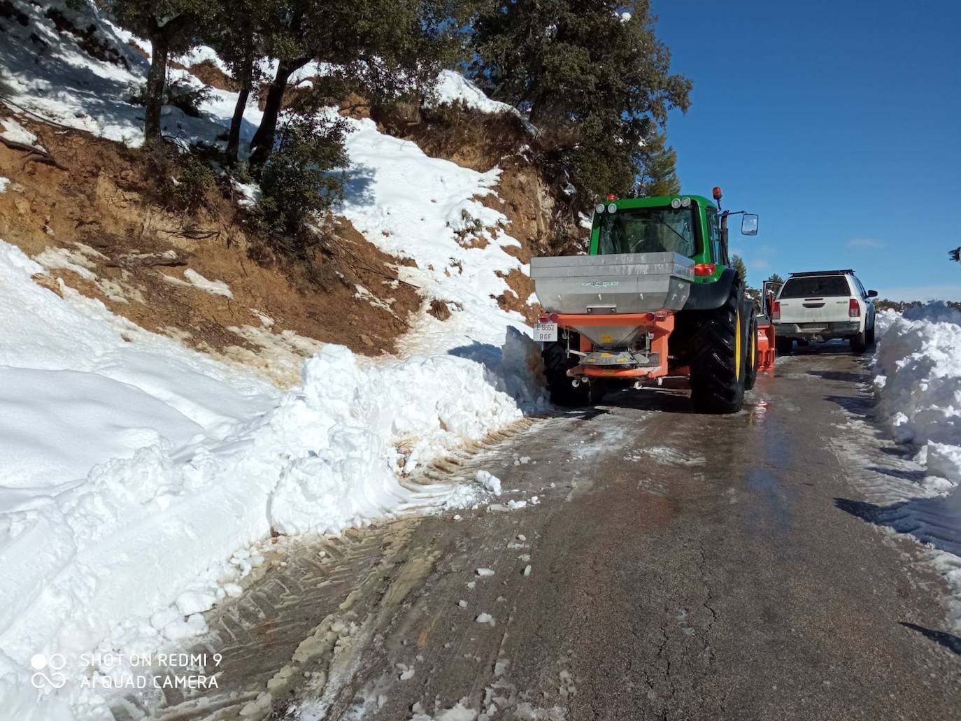 Labores de limpieza en la carretera que une Santiago Pontones con las aldeas. 