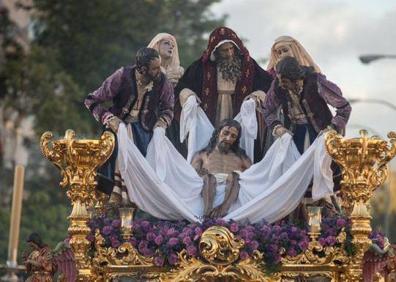 Imagen secundaria 1 - El Descendimiento de Granada, San José Arimatea del Santo Traslado de Málaga, y el Ángel de Jódar, las tres imágenes que componen el cartel.
