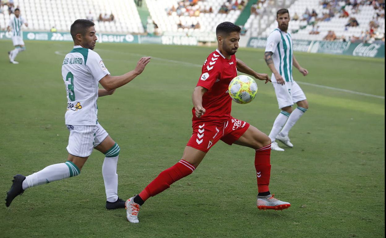 Peque en el Real Murcia, controlando con el pecho un balón ante la presión del cordobés Luis Álvaro. 