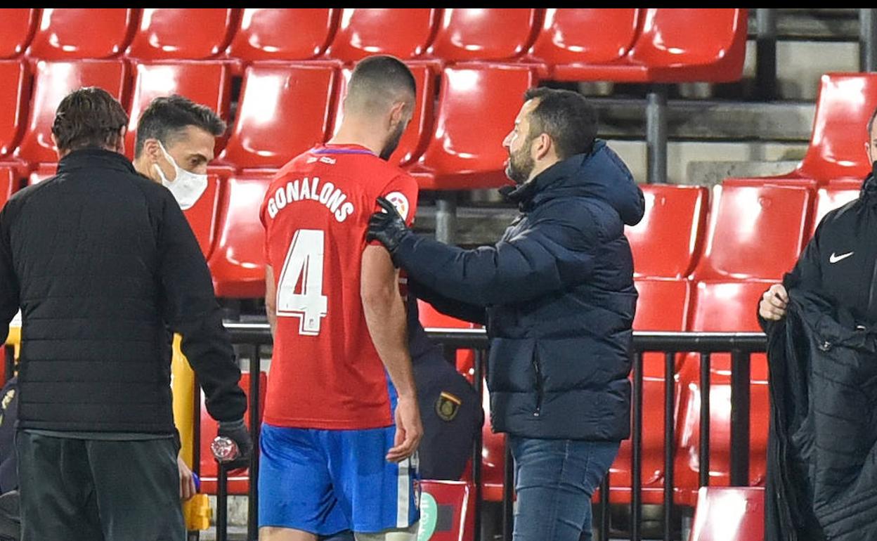 Diego Martínez consuela a Gonalons al ser sustituido lesionado. 