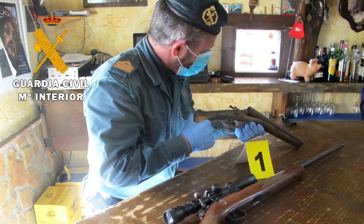 Pillados 10 cazadores furtivos en Sierra Nevada con armas ilegales: maltrataban a sus perros y tenían un invernadero de maría