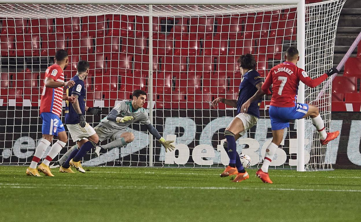 Luis Suárez, en la acción que acabó en el 1-0. 