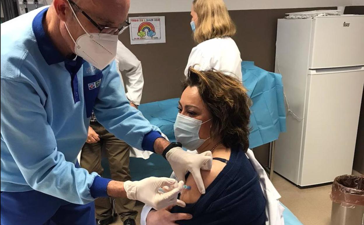 Un enfermero especializado vacuna a una sanitaria en el centro de salud de Bailén. 
