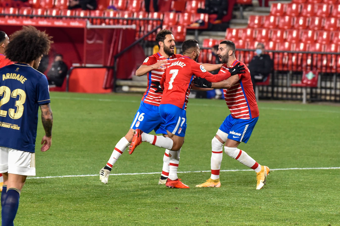 Luis Súarez, Germán y Gonalons celebran el 1-0, anotado por el delantero colombiano.