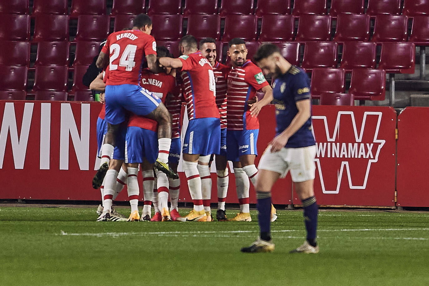 Luis Súarez, Germán y Gonalons celebran el 1-0, anotado por el delantero colombiano.
