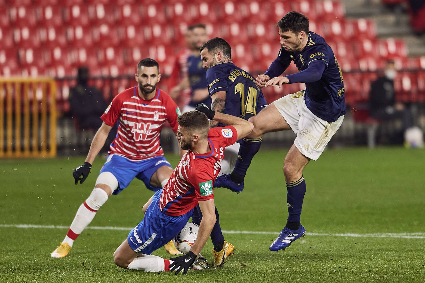 Luis Súarez, Germán y Gonalons celebran el 1-0, anotado por el delantero colombiano.