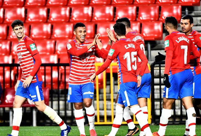Luis Súarez, Germán y Gonalons celebran el 1-0, anotado por el delantero colombiano.
