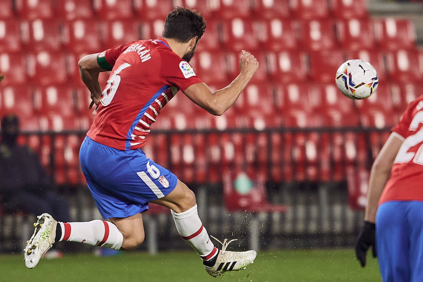 Luis Súarez, Germán y Gonalons celebran el 1-0, anotado por el delantero colombiano.