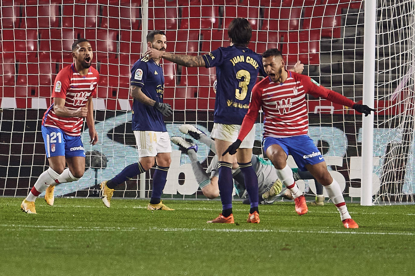 Luis Súarez, Germán y Gonalons celebran el 1-0, anotado por el delantero colombiano.