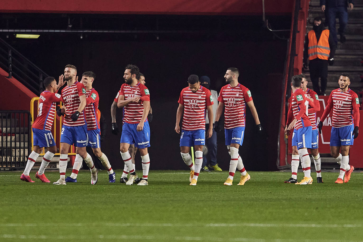 Luis Súarez, Germán y Gonalons celebran el 1-0, anotado por el delantero colombiano.