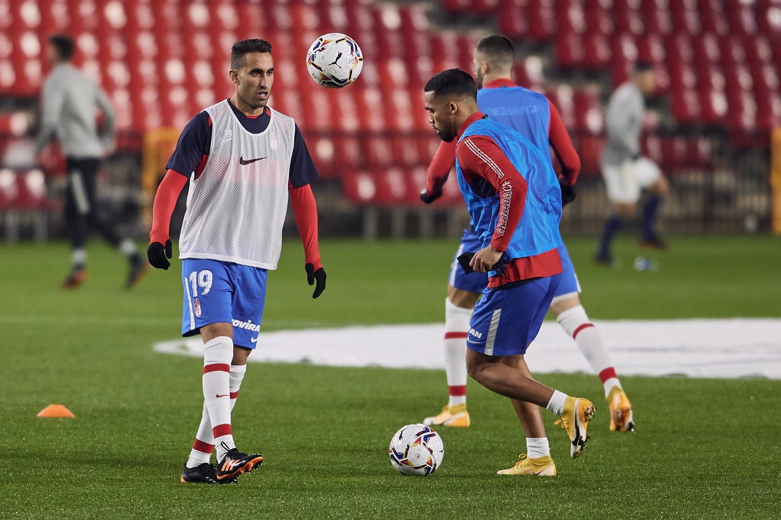 Luis Súarez, Germán y Gonalons celebran el 1-0, anotado por el delantero colombiano.