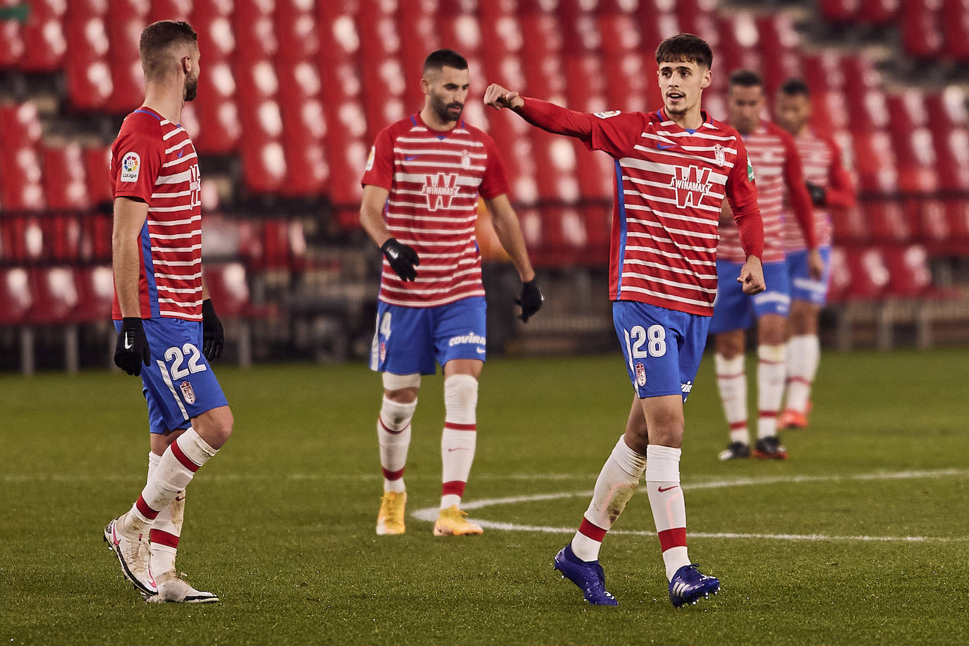 Luis Súarez, Germán y Gonalons celebran el 1-0, anotado por el delantero colombiano.