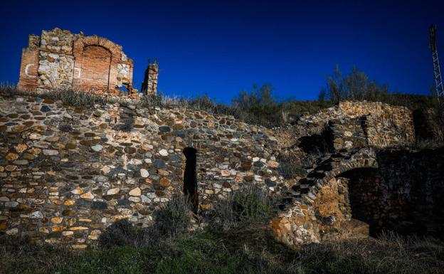 La parcela, que no cuenta con delimitación, aún mantiene elementos reconocibles como estas escaleras. 