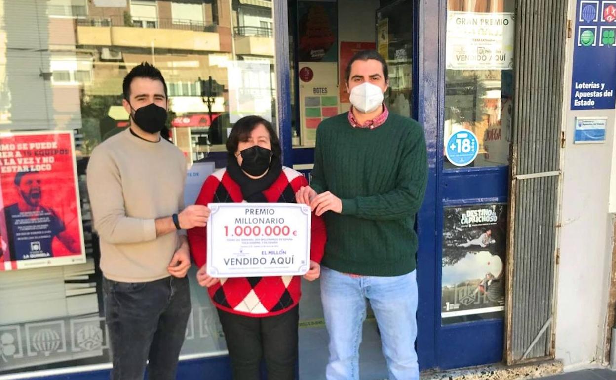 Alfonso Carrascosa y Pepi Carrillo, trabajadoraes del punto de venta, y Arturo Carrillo, propietario. .