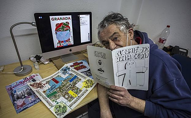 Rubén Garrido sostiene el cómic que hizo con quince años. 