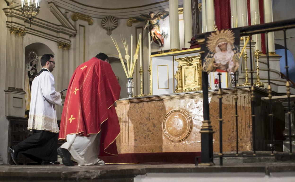 Misa de Domingo de Ramos en la Iglesia de Santa Ana de Granada, el pasado año.