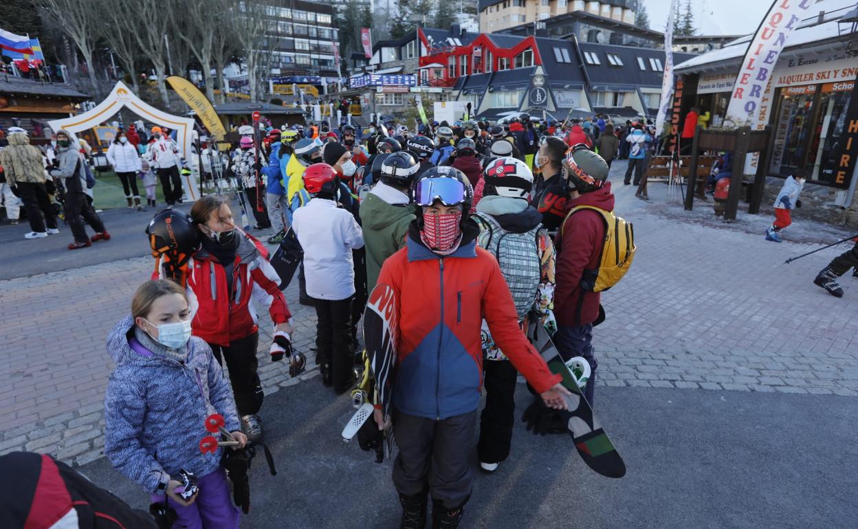 Un aluvión de pesonas disfruta de la estación de esquí de Sierra Nevada.