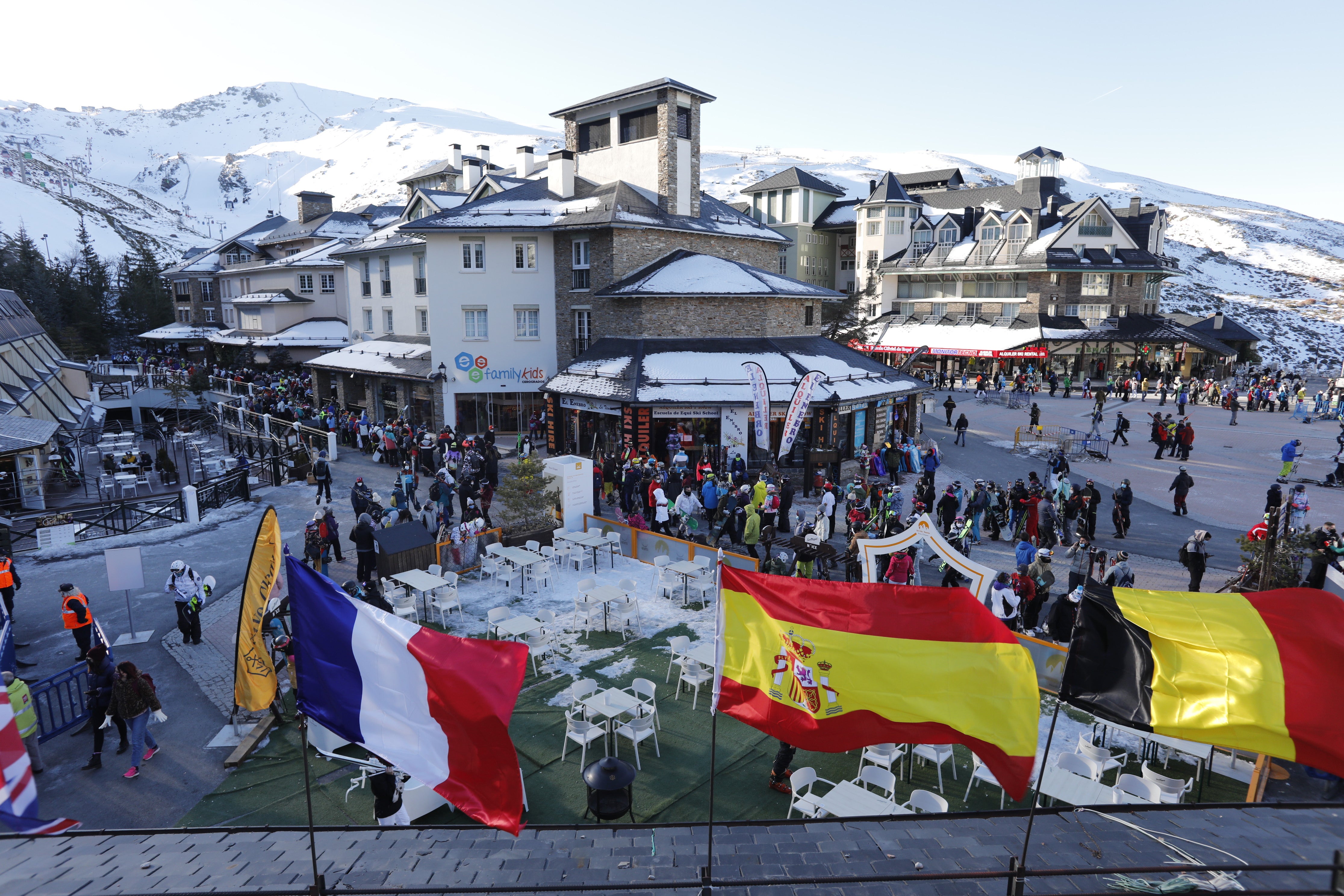 Colas para acceder a los remontes y miles de visitantes en Sierra Nevada