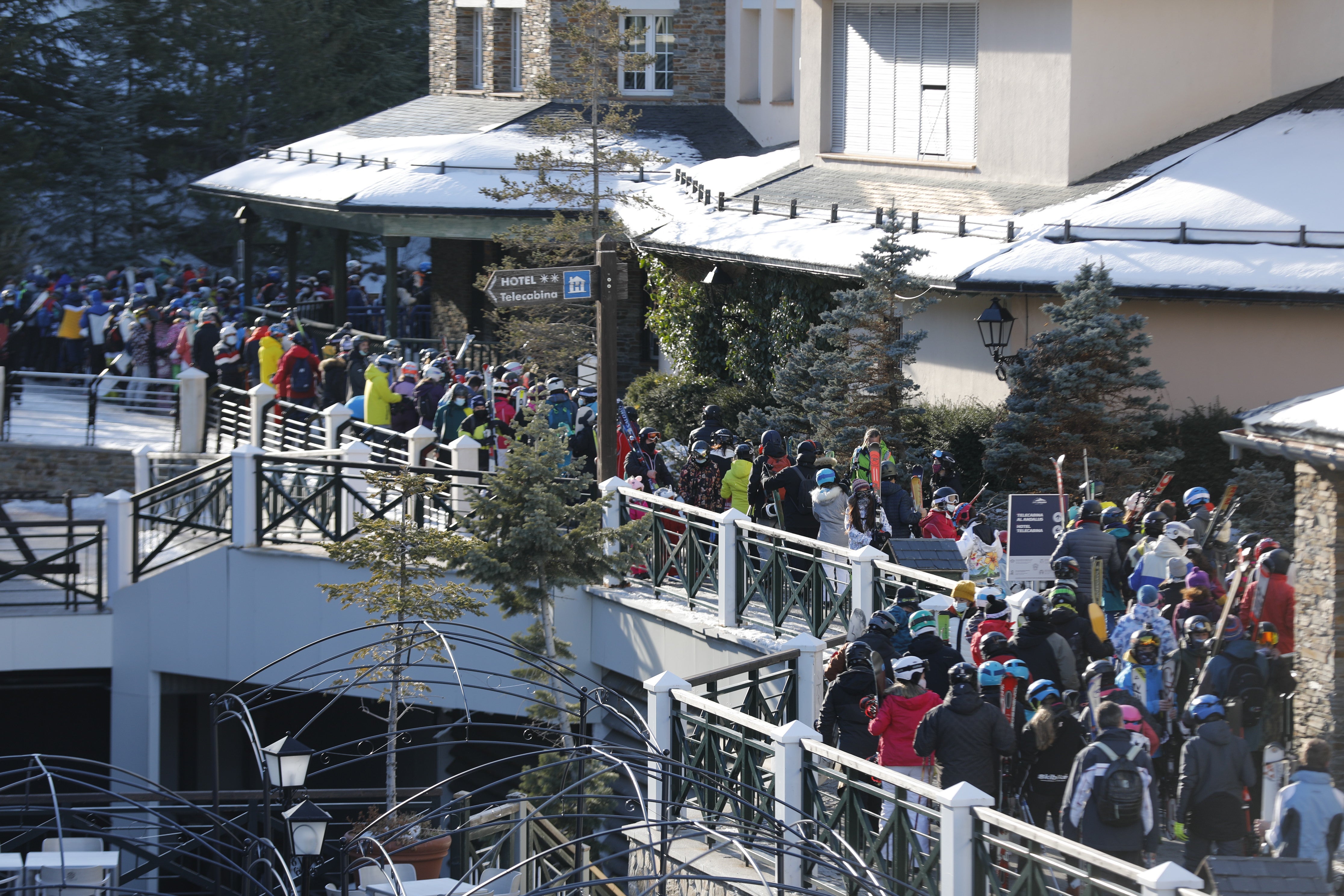 Colas para acceder a los remontes y miles de visitantes en Sierra Nevada