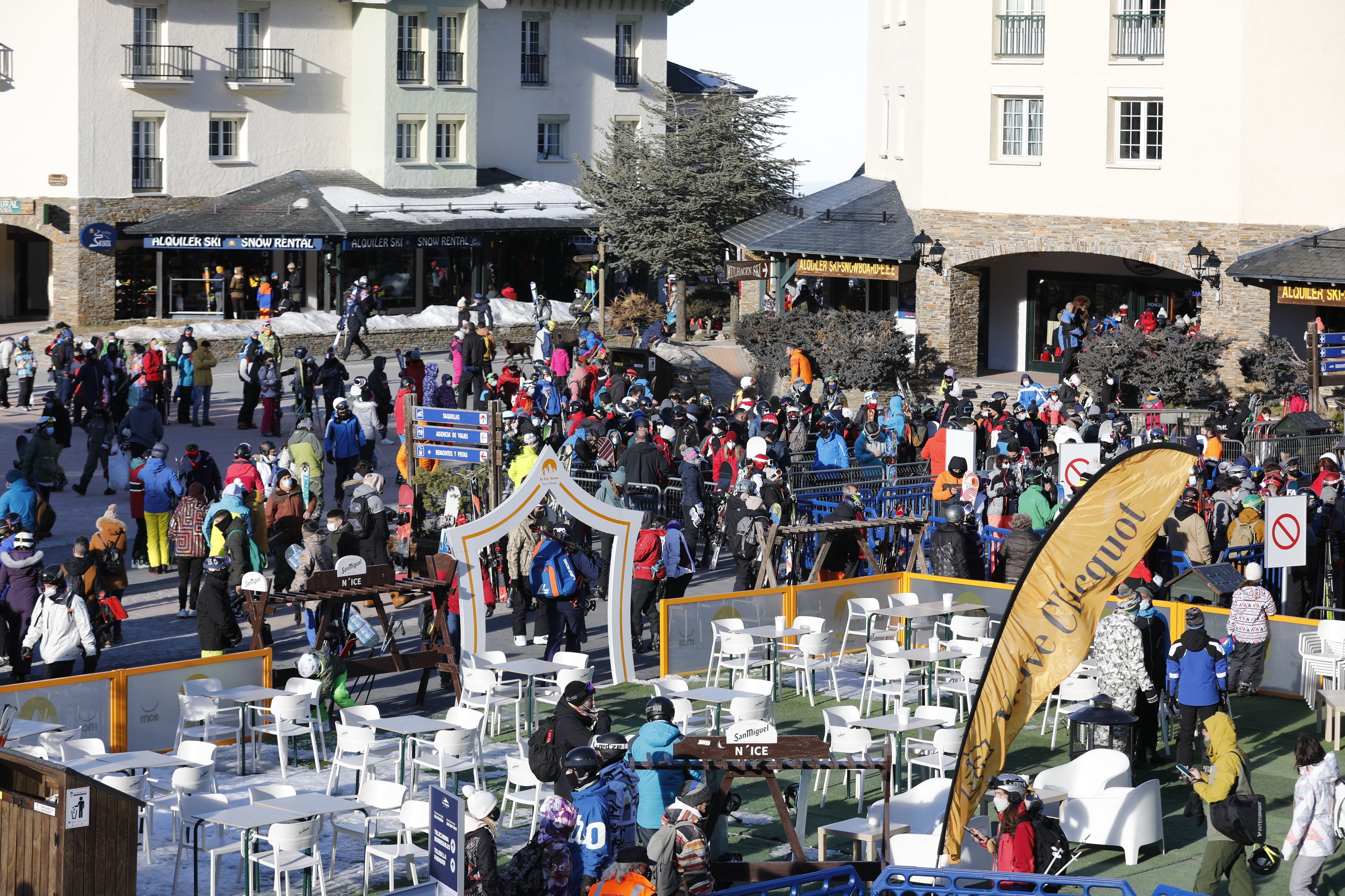 Colas para acceder a los remontes y miles de visitantes en Sierra Nevada