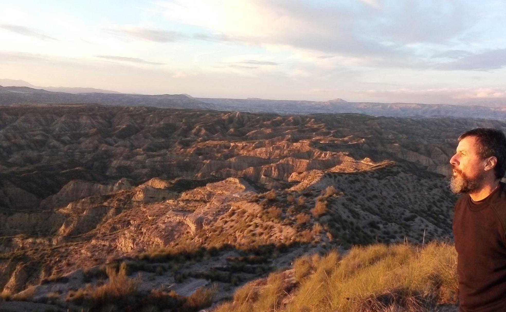 El escritor palmense Sergio Mayor pasea por el desierto de Gorafe, donde se ha retirado a vivir. 