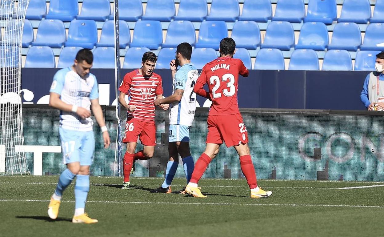 Jorge Molina dedica el primer gol a Soro, su asistente. 