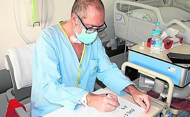 El paciente reproduce ya recuperado y en planta el mensaje de agradecimiento que escribió en una pizarra en la UCI, cuando salió del coma inducido. 