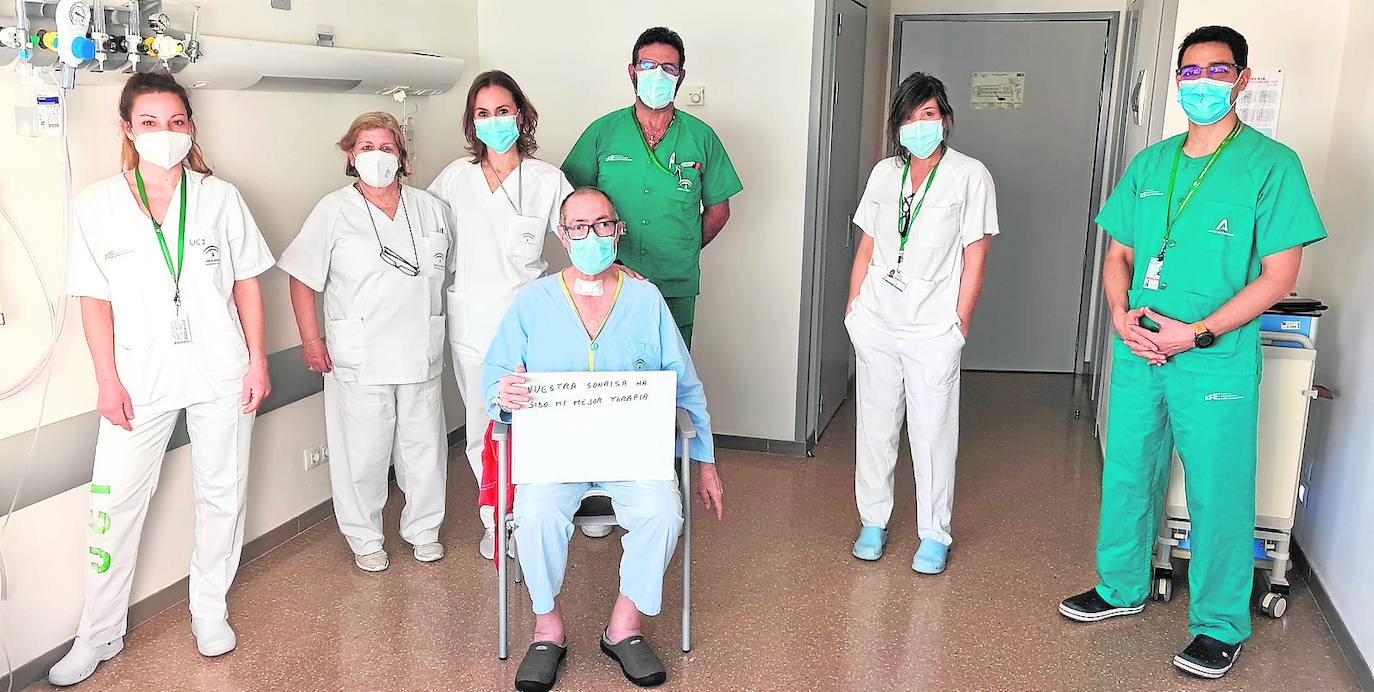 De izda. a dcha.: Patricia Cobo, enfermera; María A. García; Silvia Salvago, TCAE; Rafael, paciente; Antonio Lozano, celador; María Rosario Vargas, fisioterapeuta y Simón López, médico anestesista.