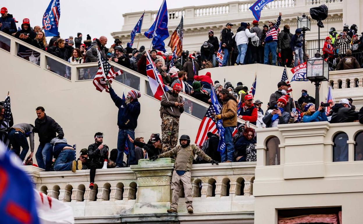 Asalto al Capitolio de los Estados Unidos por simpatizantes de Trump, para impedir la ratificación de la victoria de Biden.
